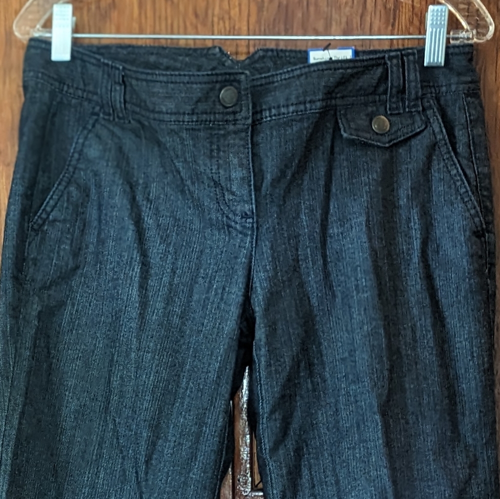 Wide leg dark denim trouser fit. Very on trend super cute, very wide leg.